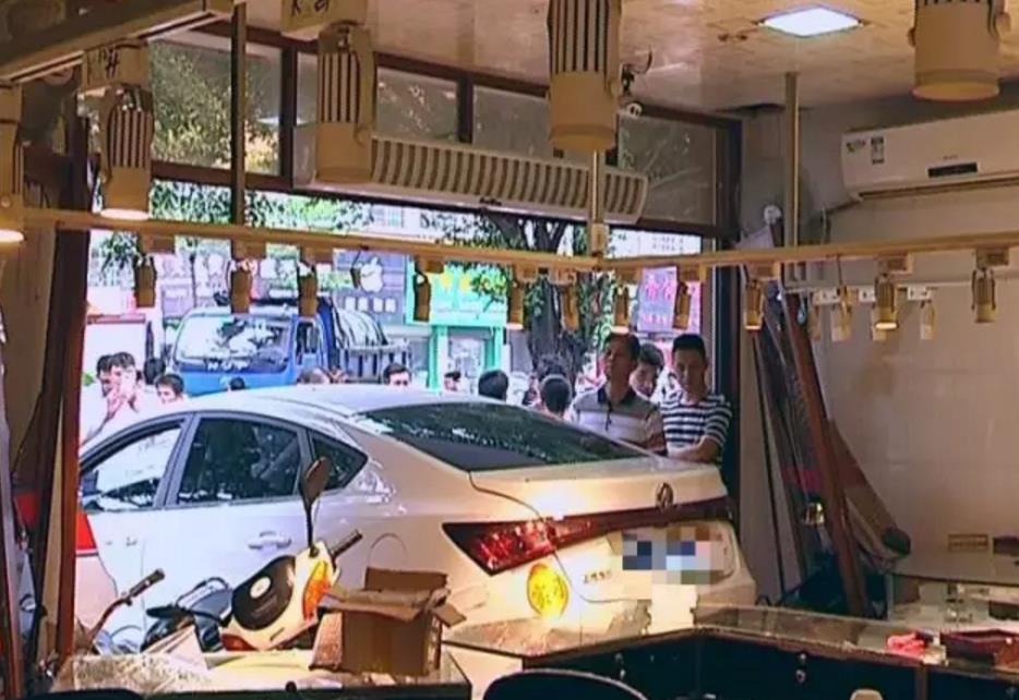 退車入“庫”，今早